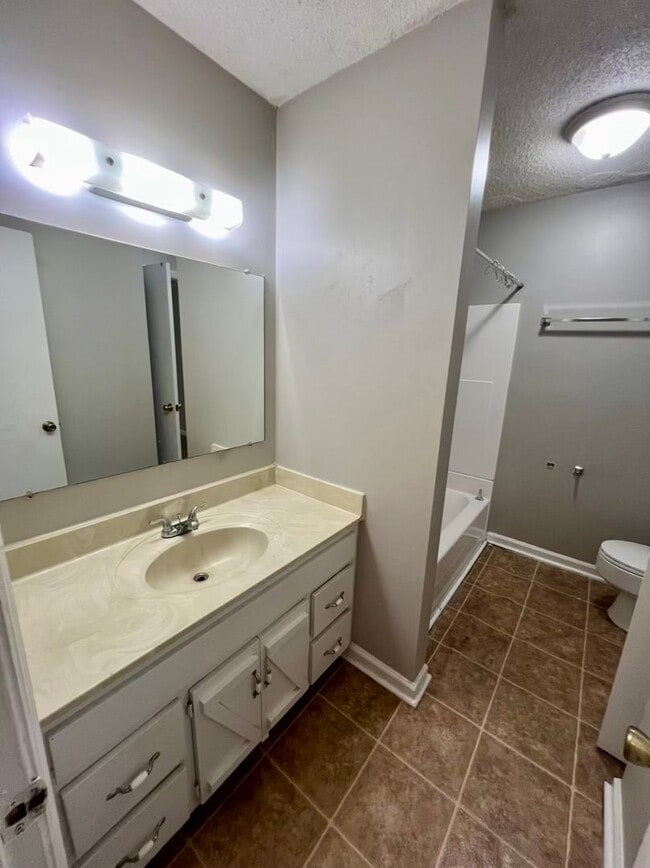 Building Photo - 2 Bed, 1.5 Bath Townhouse with Fireplace i...