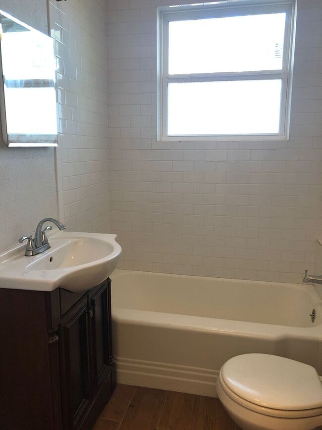 Building Photo - 826 Erie Ave