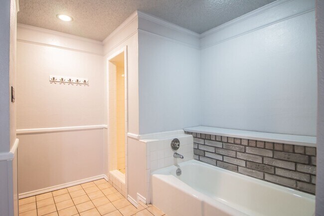 Building Photo - Charming home with updates!