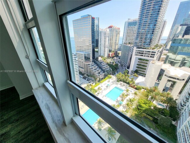 Building Photo - 950 Brickell Bay Dr