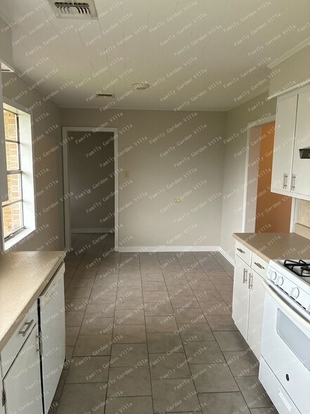 Building Photo - 1836 Ridgefield Ave