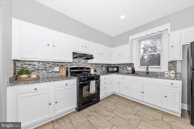 Building Photo - 2905 Goodwood Rd