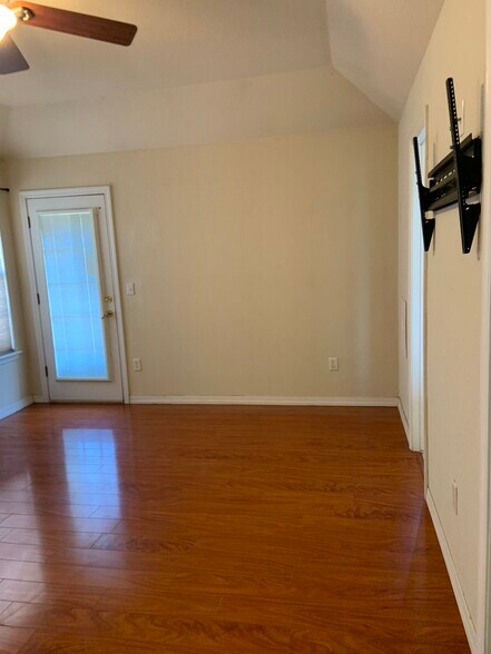 Building Photo - 122 NW Apple Blossom