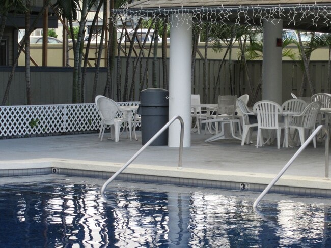 Building Photo - 2 Bedroom, 2 bath, 2 parking Bottom Floor ...