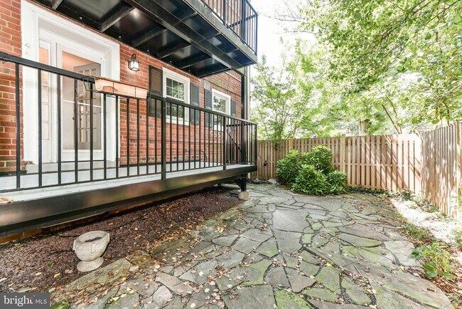 Building Photo - 3057 S Buchanan St