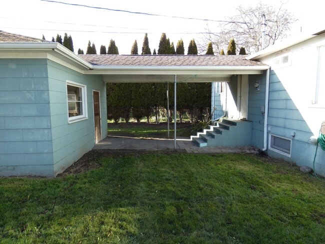 Building Photo - 822 E Seventh - Central Charmer