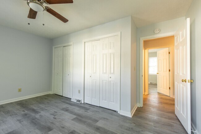 Building Photo - 3 story 2 bed 1.5 bath condo with large ga...