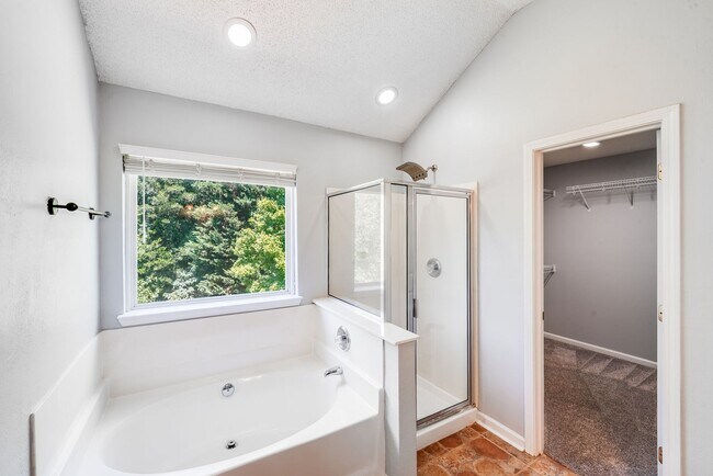 Building Photo - Beautiful 3BR/2.5BA Near Rivergate & Charl...