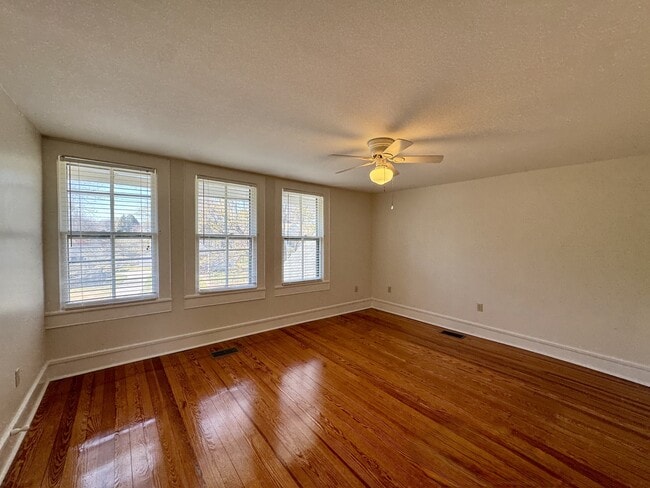 Building Photo - 506 Mayes Ave