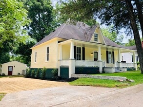 Building Photo - Plum Street-3 bedroom/2 bath home with large rocking chair front porch!