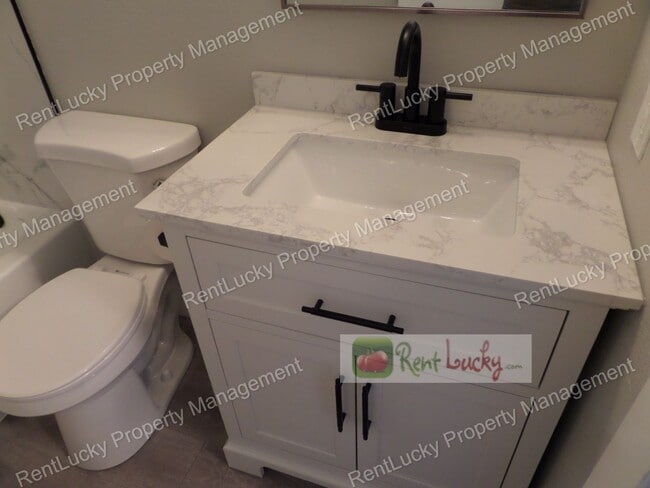 Building Photo - Fully Remodeled & GORGEOUS 2-Bedroom Unit ...