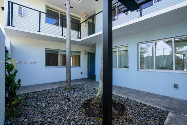 Building Photo - 2400 NE 26th St