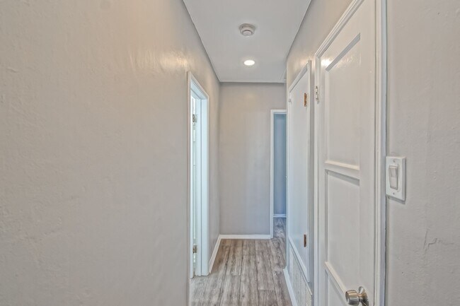 Building Photo - REMODELED, BRIGHT & AIRY 3BR2BA HOME W/ DETACHED GARAGE, CHARMING FRONT PORCH/YARD & HUGE REAR YA...