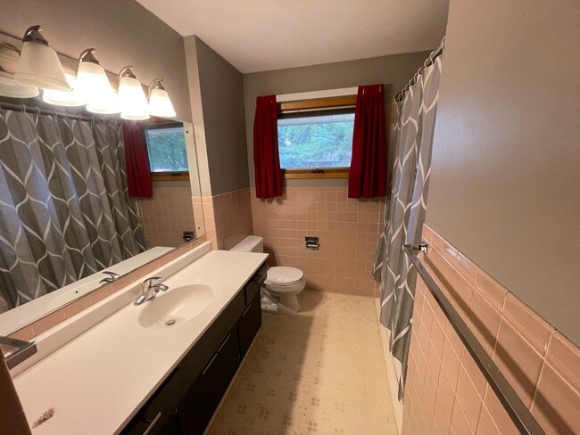 Building Photo - Beautiful 3 bedroom house