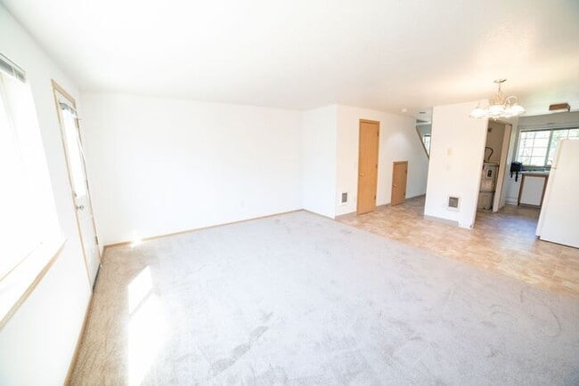 Building Photo - Townhome with Fresh Updates!!