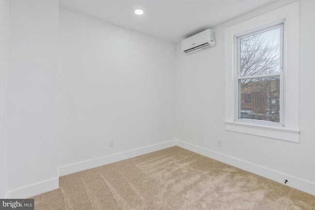 Building Photo - 745 Kenyon St NW