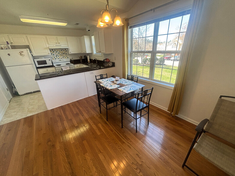 Building Photo - Room in Condo on Chenille Dr