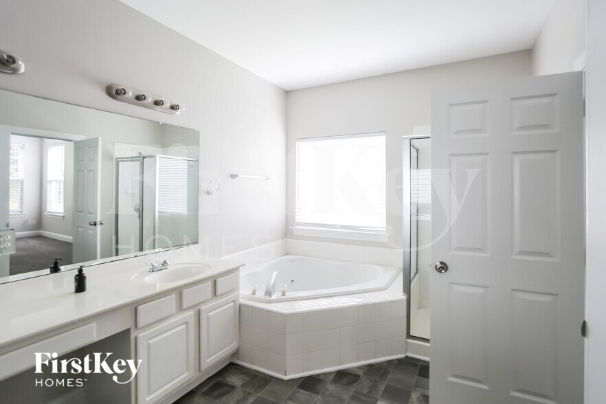 Building Photo - 9427 Golden Pond Dr