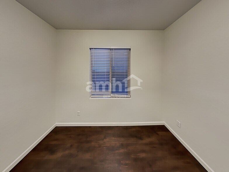 Building Photo - 1709 E Primavera Way