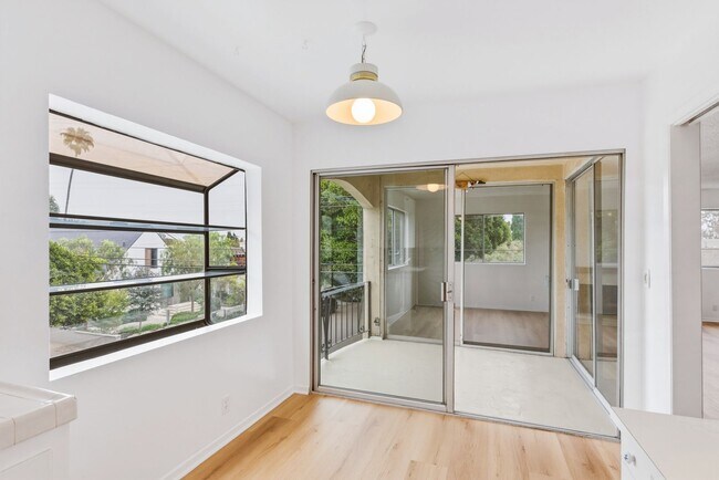 Building Photo - HUGE TOP FLOOR 2 BED 2 BATH IN PRIME SANTA MONICA! -FIREPLACE, BALCONY & GARAGE PARKING SPACE