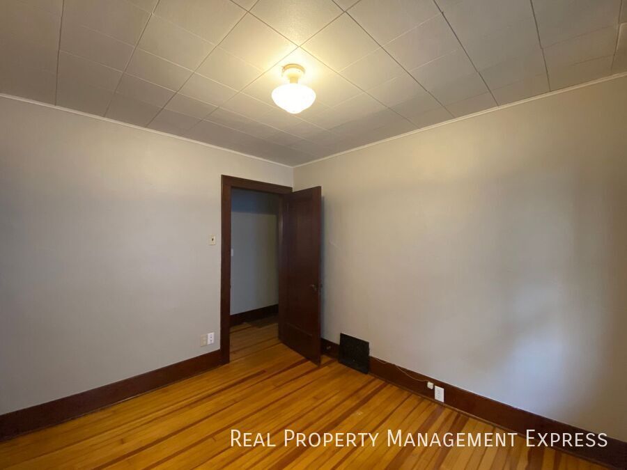 Building Photo - Gorgeous 4 bed 1 bath home