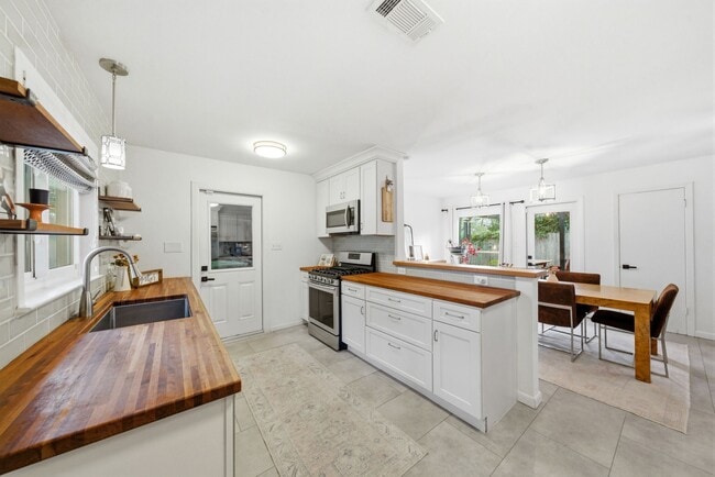 Building Photo - 7962 Cedel Dr