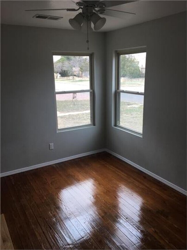 Building Photo - Large Canyon Home