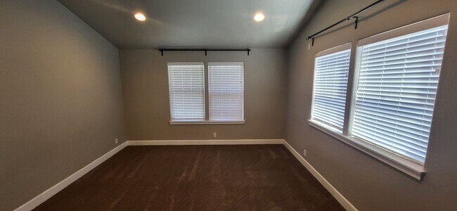 Building Photo - 4 Bed 2.5 Bath - NW Redmond