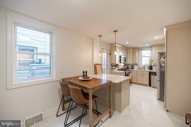 Building Photo - 2978 E Thompson St