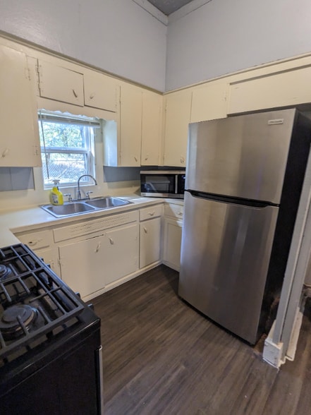 Building Photo - 410 E Day St