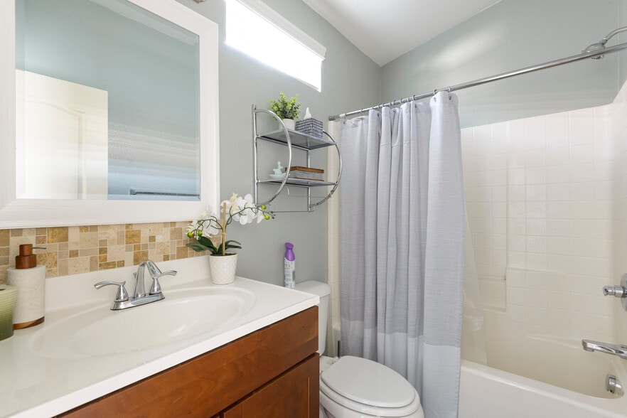 Building Photo - 2402 E 5th St