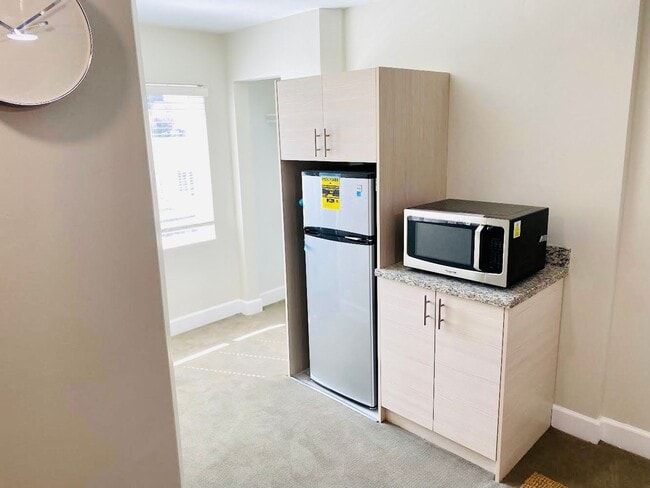 Building Photo - AVAILABLE NOW! REMODELED STUDIO APARTMENT ...