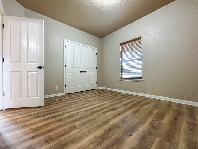 Building Photo - 1908 Tanger Ter