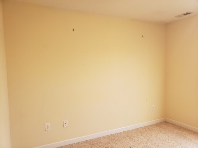 Building Photo - 1800 Balmoral Dr