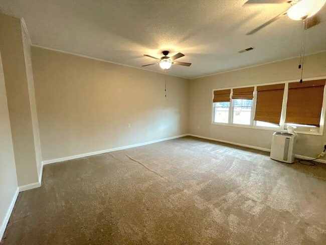 Building Photo - Cute bungalow in the heart of everything! Updated!