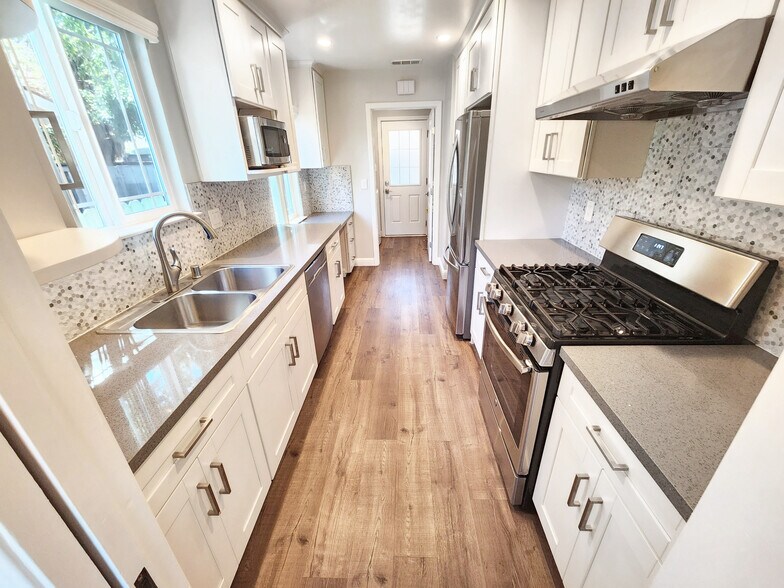 Primary Photo - 5020 Rio Vista Ave