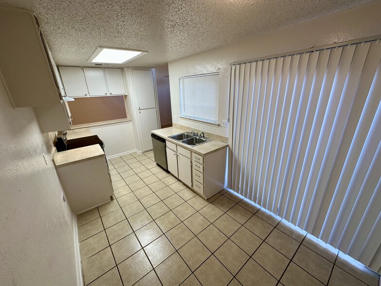 Kitchen - 644 Bellaire Dr