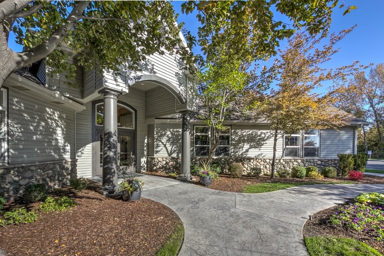River Pointe Apartments Garden City