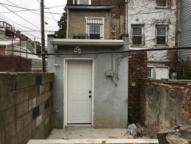 Building Photo - Newly Renovated End-of-Group Townhome in F...