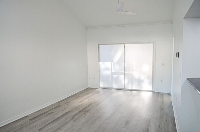 Building Photo - Stunning 1 bedroom 1 bath condo in The Gables