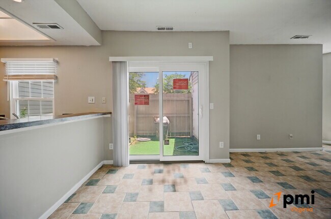 Building Photo - 2 Bed 2.5 Bath renovated townhome Virginia Beach