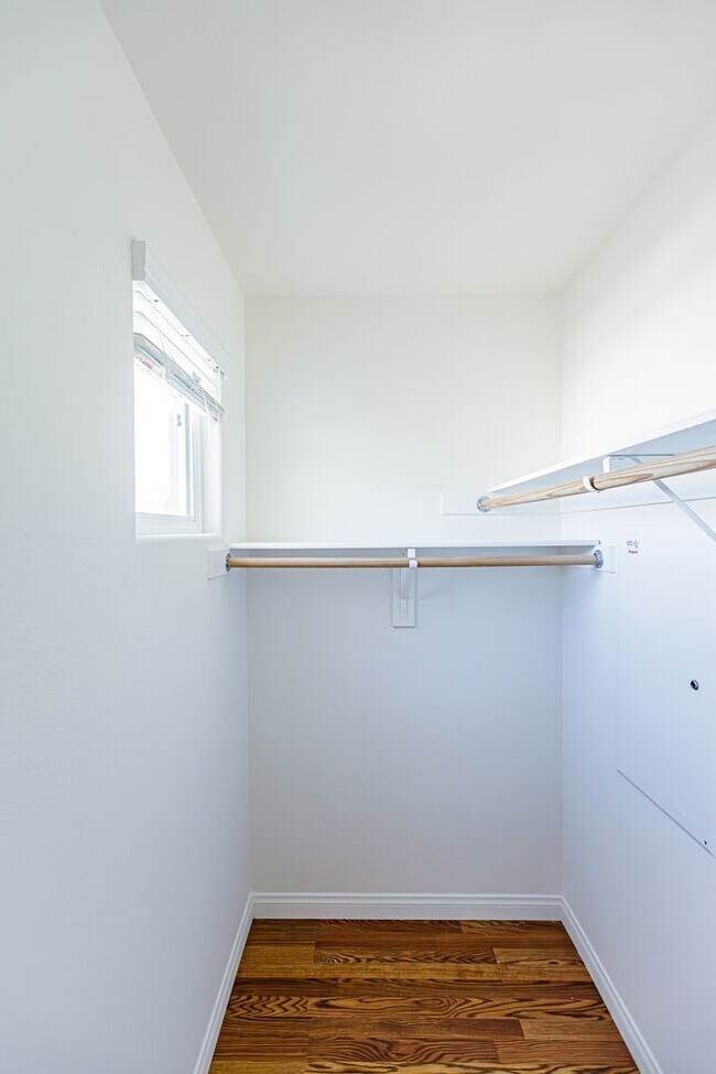 Building Photo - Beautiful 2 story Home