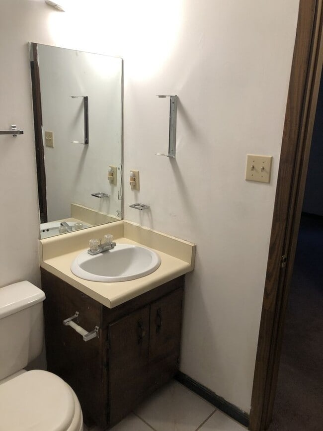 Building Photo - THREE BEDROOM HOME