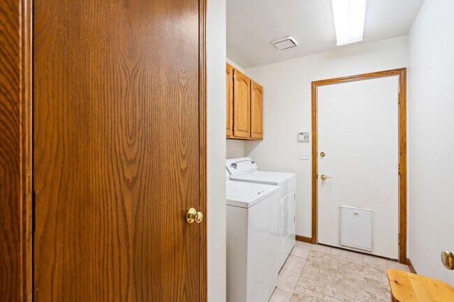 Building Photo - Spacious Home in a Great Location!