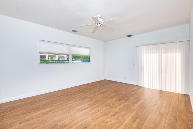 Building Photo - 121 SW 2nd Ave