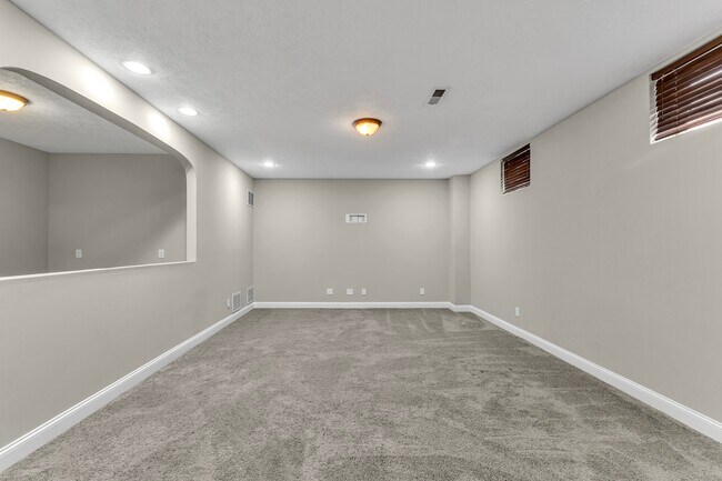 Building Photo - 345 Kenilworth Rd