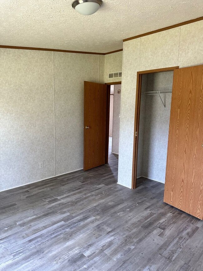 Building Photo - Centrally Located 3 BD 2 BA Modular Home