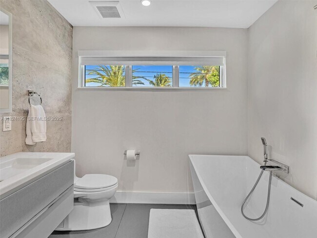 Building Photo - 307 Holiday Dr