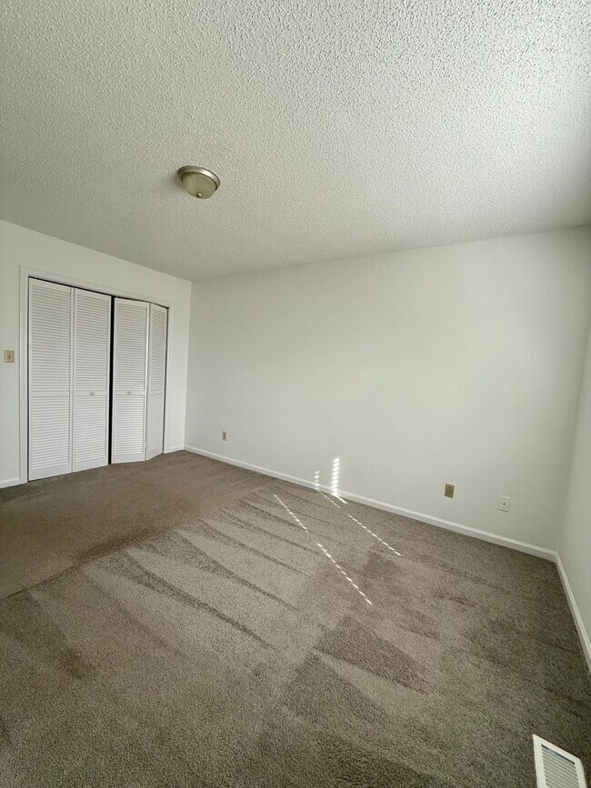 Building Photo - Two Bedroom Duplex with Garage and Storage / North Asheville