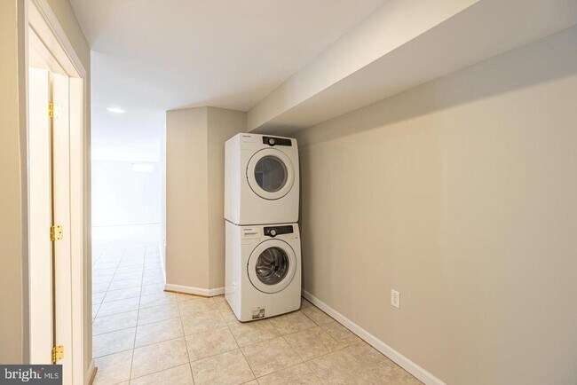 Building Photo - 8 Mintwood Dr